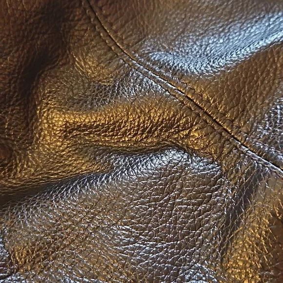 Elegant Black Leather Handbag - Picture 8 of 8